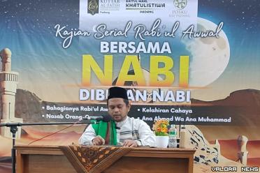 Penanggung jawab Syar'i Kuttab Al Fatih Padang, Ustad Muhammad Hafis Safitri saat mengisi kajian serial Rabi'ul Awal dengan tema "Bersama Nabi di Bulan Nabi," yang digagas Kuttab Al Fatih Padang, di Masjid Al Azhar UNP, Ahad pagi.