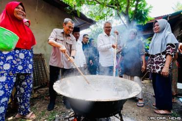 Gubernur Riau, Syamsuar ikut mengadon Konji Karayak bersama emak-emak, saat Kunjungan Kerja (Kunker) ke Kabupaten Kuantan Singingi (Kuansing), Sabtu. (humas)