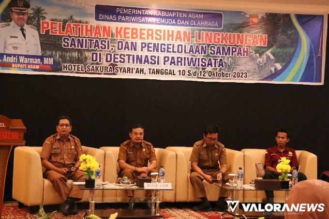 Asisten II Setda Agam, Jetson, saat pembukaan pelatihan kebersihan lingkungan, sanitasi dan pengelolaan sampah di destinasi wisata, Selasa. (humas)