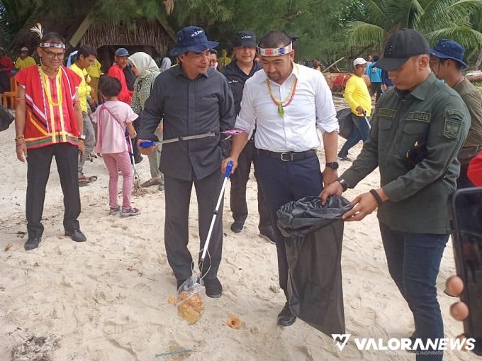 Wagub Sumbar, Audy Joinaldy memunguti sampah di Pantai Jati, Tuapejat, Kabupaten Kepulauan Mentawai, Rabu. Kegiatan aksi bersih pantai ini, dalam rangka membangun kesadaran masyarakat akan arti penting kebersihan di industri pariwisata. (adpsb)
