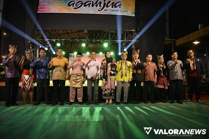 Ketua BPK Wilayah III Sumatera Barat, Undri bersama undangan lainnya, pada penutupan Festival WBTb di Agamjua Art and Caffe Culture, Selasa malam. (humas)