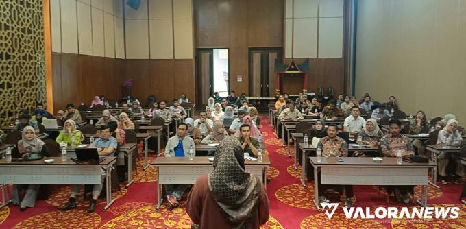 Penyampaian materi pada Rakernis PSAP yang digelar Bawaslu Tanah Datar di Emersia Batusangkar, Rabu. (irfan taufik)