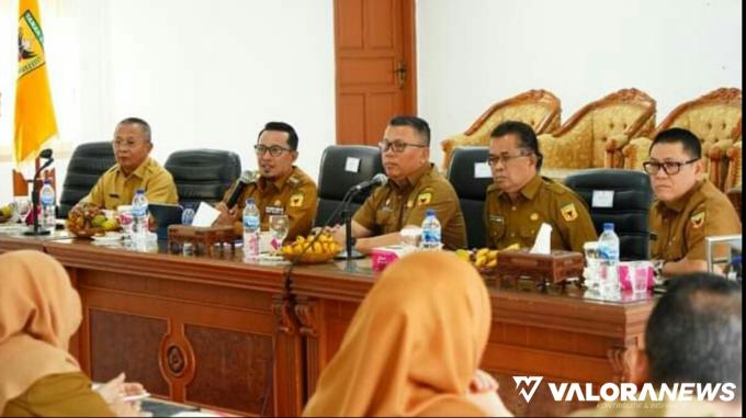 Bupati Tanah Datar, Eka Putra memimpin rapat evaluasi atas kinerja OPD pada triwulan 3 tahun anggaran 2023. (irfan taufik)