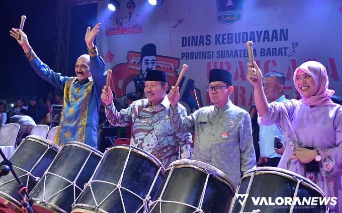 Bupati Agam, Andri Warman bersama Ismunandi Syofan (anggota DPRD Sumbar) beserta jajaran Dinas Kebudayaan Sumbar, saat pembukaan Rang Agam Baralek Gadang, Jumat malam. (humas)