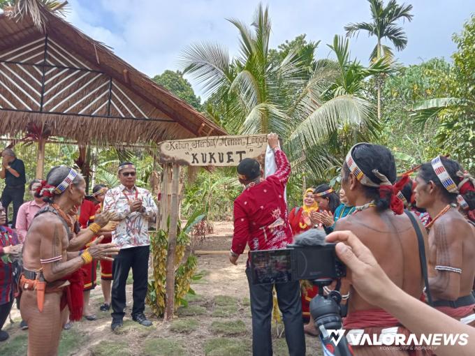 Pj Bupati Mentawai, Fernando J.Simajuntak didampingi Martinus Dahlan (Sekda) dan Desti Seminora (Kadinkes) resmikan Monen Laggek (Kebun Herbal) Kukuet di Desa SP 2, kecamatan Sipora Utara, Kamis. (daniwarti)