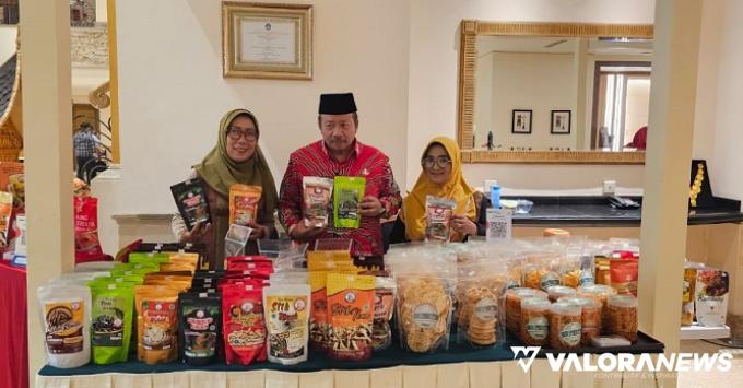 Bupati Agam, Andri Warman saat mengunjungi pelaku UMKM yang berpartisipasi pada program Discover West Sumatera di Hotel Borobudur, Jakarta, Rabu. (humas)