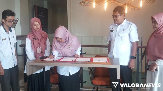 Kepala Diskominfotik Sumbar Siti Aisyah menandatangani perjanjian selama 5 tahun dalam hal SPBE dengan Pemkab Agam, di Padang, Rabu. (humas)