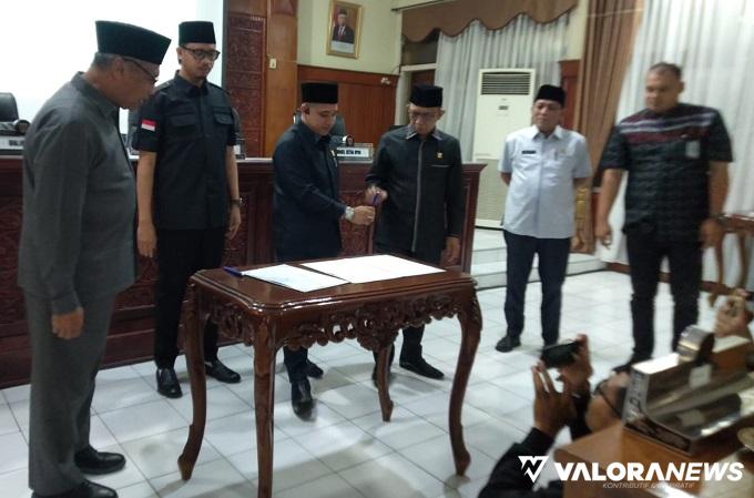 Ketua DPRD Bukittinggi, Benny Yusrial disaksikan Erman Safar (Wali Kota), Marfendi (Wawako), dan pimpinan DPRD Bukittinggi lainnya, menandatangani kesepatan bersama Propemperda DPRD Tahun 2024, pada rapat paripurna, Jumat. (hamriadi)