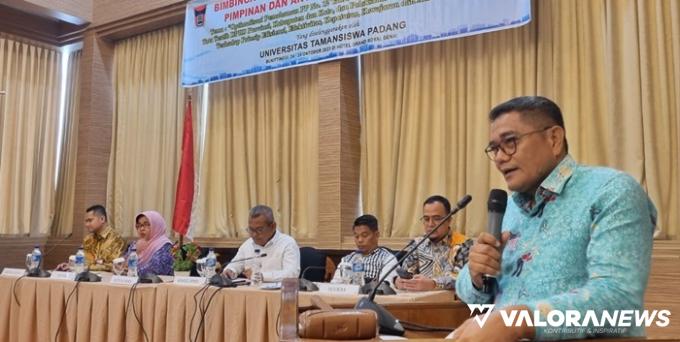 Ketua DPRD Padang, Syafrial Kani menutup kegiatan Bimtek pendalaman tugas pimpinan dan anggota DPRD Padang di salah satu hotel di Bukittinggi, Sabtu (28/10/2023). Bimtek ini digelar 5 hari, 24-28 Oktober 2023. (humas)