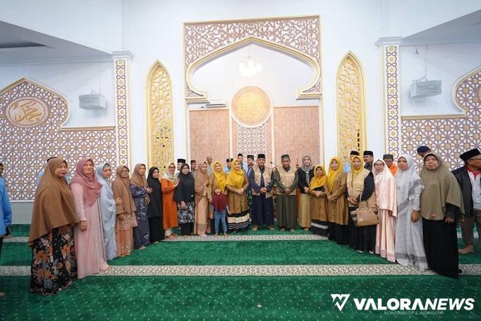 Wagub Riau, Edy Natar Nasution bersama rombongan GSSB, foto bersama usai kegiatan di Masjid Al-Furqan Simpang Asrama, Nagari Simpuruik, Kecamatan Sungai Tarab, Kabupaten Tanah Datar, Sumbar, Ahad pagi. (humas)