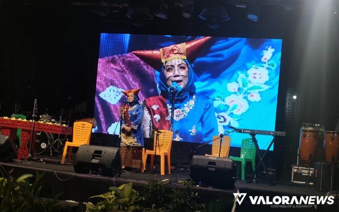 Anggota Komisi IV DPRD Padang, Irawati Meuraksa memberi sambutan pada Pembukaan Festival Bukik Gado-Gado, Sabtu malam. (veri rikiyanto)