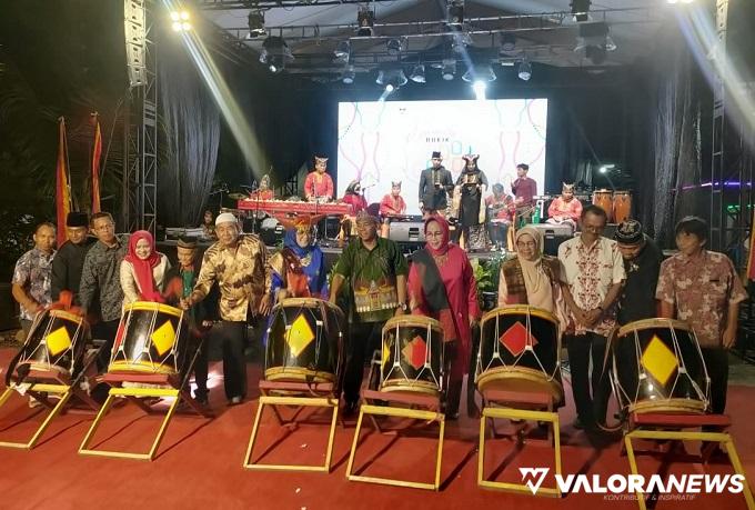 Kepala Dinas Pariwisata Padang, Yudi Indra Syani, Anggota Komisi IV DPRD Padang Irawati Meuraksa bersama sejumlah tokoh masyarakat, melakukan pemukulan gendang tanda dibukanya Festival Bukik Gado-Gado, Sabtu malam. (veri rikiyanto)