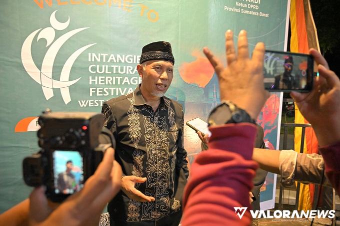 Gubernur Sumbar, Mahyeldi memberikan diwawancarai wartawan usai membuka Festival WBTb di Agamjua Art dan Culture Cafe, Payakumbuh, Kamis malam. (humas)