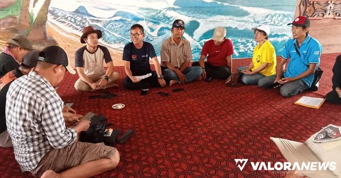 Kepala Dinas Pariwisata Pemuda dan Olah Raga Mentawai, Joni Anwar memberikan keterangan pers pada penutupan FPM 2023, Sabtu sore. (daniwarti)