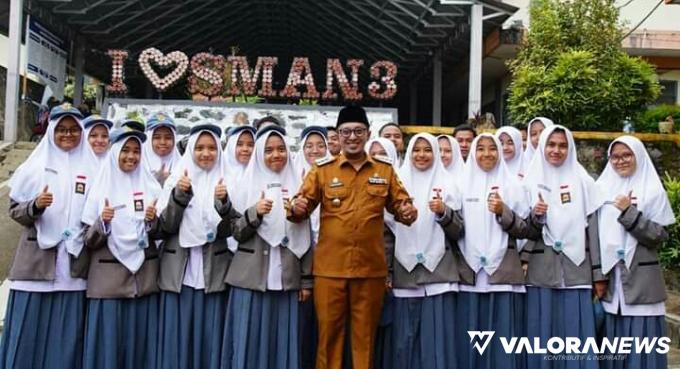 Bupati Tanah Datar, Eka Putra foto bersama dengan siswa SMA Negeri 3 Batusangkar, saat berkunjung ke sekolah itu, Selasa. (irfan taufik)