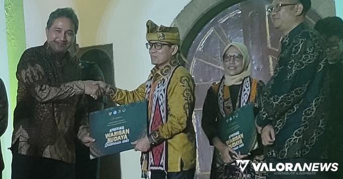 Direktur Jenderal Kebudayaan Kemendibudristek, Hilmar Farid serahkan sertifikat CBN dan WBTbI pada Malam Apresiasi Warisan Budaya Indonesia 2023 di halaman Museum Fatahillah, Kota Tua Jakarta, Rabu. (humas)