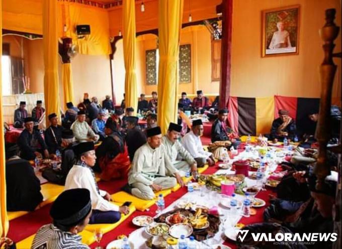 Makan bajamba di dalam Istano Silinduang Bulan Pagaruyung sebagai salah satu kegiatan Festival Adat Salingka Nagari Pagaruyung. (humas)