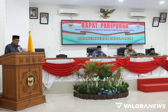 Ketua Badan Legislasi Daerah (Balegda) DPRD Tanah Datar, Herman Sugiarto menyampaikan laporan dalam sidang paripurna DPRD, Selasa. (irfan taufik)