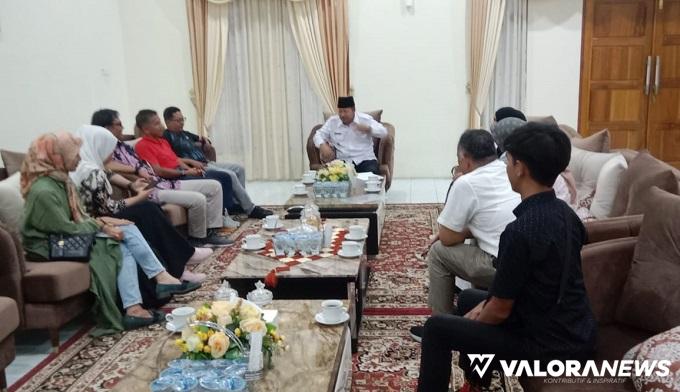 Bupati Agam, Andri Warman menerima audiensi pengurus DPD ASPPI Sumbar di Mess Pemkab Belakang Balok Bukittinggi, Rabu. (humas)