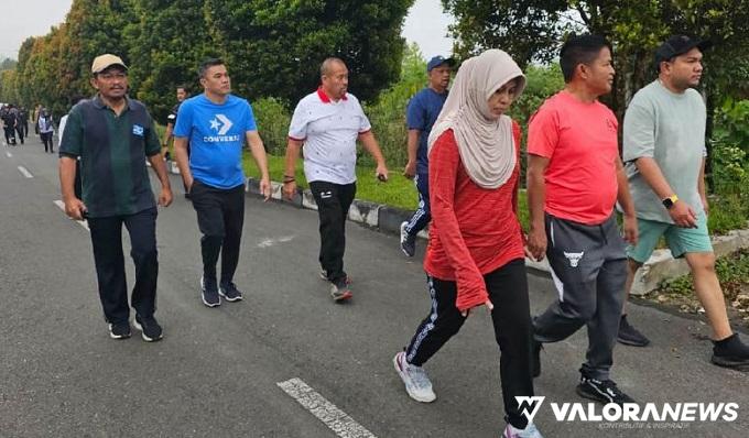 Pj Gubernur Sumut, Hassanudin bersama istri, Dessy Hassanduin beserta jajaran, sarapan usai jogging pagi, sembari menikmati keindahan alam di kawasan wisata Dolok Sanggul, Kabupaten Humbang Hasundutan (Humbahas), Jumat. (humas)
