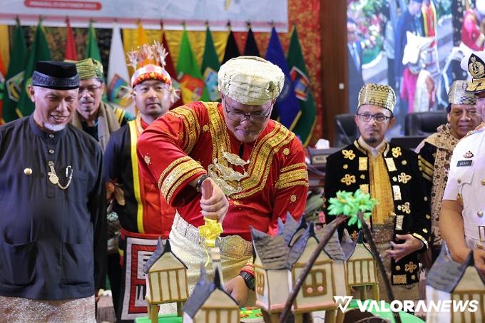 Ketua DPRD Sumbar, Supardi memotong kue ulang tahun ke78 Sumatera Barat pada rapat paripurna, Ahad. Hadir, Gubernur Sumbar, Mahyeldi, Wagub, Forkopimda dan undangan lainnya. (humas)