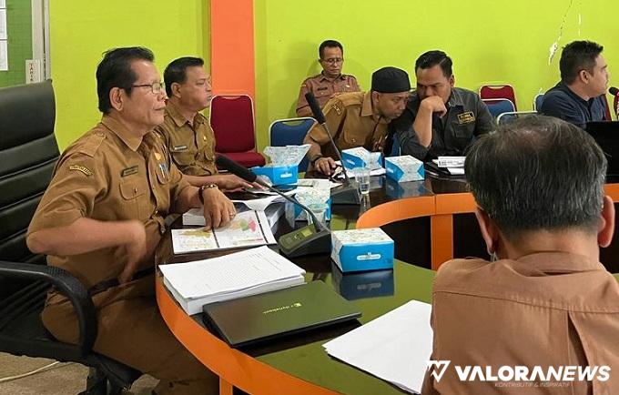 Dinas PUPR Pasaman Barat, Joni Hendri saat memimpin Diskusi Terpumpun II tentang Rencana Detail Tata Ruang (RDTR) dan Peraturan Zonasi Kota Simpang Empat. (robi irwan)