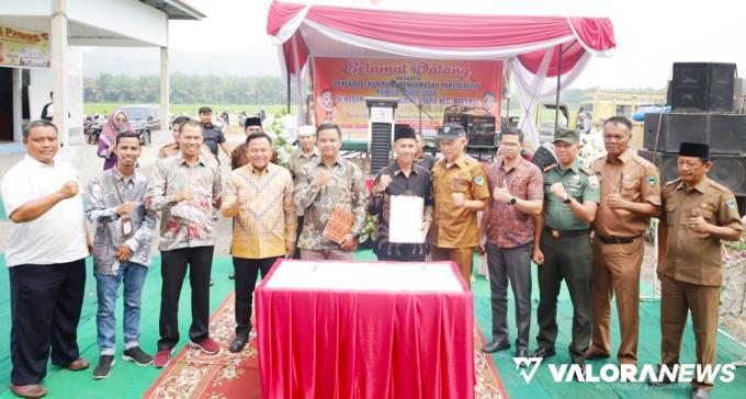 Bawaslu Sumbar bersama Bawaslu Pessel, Sekda, dan Forkominda, mendeklarasikan Kampung Pengawasan Partisipatif, di Nagari Gurun Panjang Utara, Kecamatan Bayang, Kabupaten Pesisir Selatan (Pessel), Selasa (10/10/2023). Foto: Dok Bawaslu Pessel