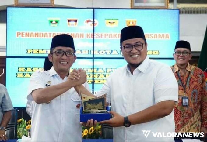 Wakil Bupati Tanah Datar Richi Aprian bersama Wali Kota Padang Hendri Septa menjalin kerjasama di tiga bidang pada organisasi perangkat daerah.
