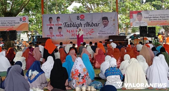 Anggota Komisi VI DPR RI, Nevi Zuairina memberikan sambutan pada kegiatan Tabligh Akbar dan Maulid Nabi yang digelar PKS Kota Payakumbuh, Ahad.