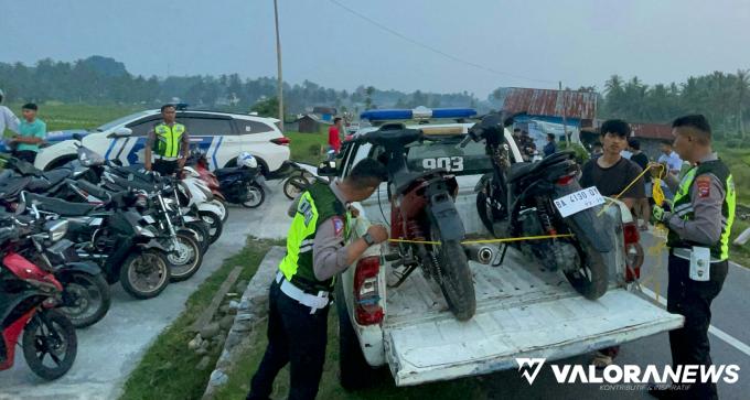 Anggota Satlantas Polres Tanah Datar mengamankan sepeda motor aksi balap liar di jalan umum Koto Gadih, Kecamatan Limo Kaum, Selasa. (irfan taufik)