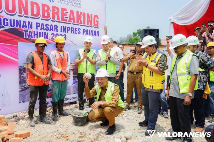 Bupati Pessel Rusma Yul Anwar bersama Kementerian PUPR diwakili Kepala BPPW Sumbar, Kusworo Darpito, meletakkan batu pertama pembangunan pasar painan, Senin (2/10/2023). Foto: Dok Kominfo Pessel
