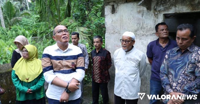 Ketua DPRD Sumbar, Supardi mendengarkan paparan tokoh masyarakat Nagari Tujuh Koto Talago, Remizal Dt Parpatiah tentang Masjid Ampang Gadang, milik kaum Caniago Ampang Gadang Tujuah Koto Talago, Kamis. (humas)