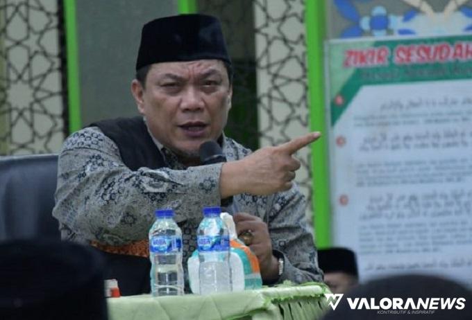 Ust Muhammad Yahya Waloni saat memberikan tausyiah di Masjid Agung Nurul Falah Lubuk Basung, Senin malam. (humas)
