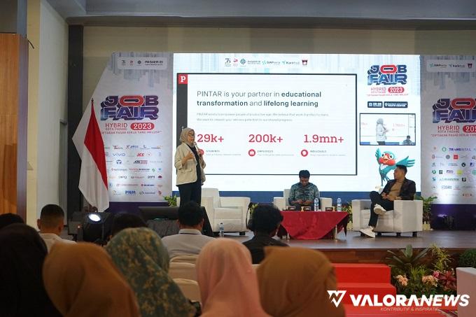 Paparan Talenthub dan Pintar serta narasumber, Oktafriel Febriansyah pada kegiatan Talent Scouting 2023 di Padang, Kamis sore. (veri rikiyanto)