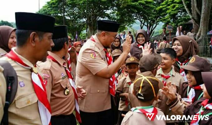 Wabup Tanah Datar, Richi Aprian menyapa peserta Pesta Siaga Pramuka di Batusangkar, Sabtu. (irfan taufik)