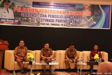 Asisten II Setda Agam, Jetson, saat pembukaan pelatihan kebersihan lingkungan, sanitasi dan pengelolaan sampah di destinasi wisata, Selasa. (humas)