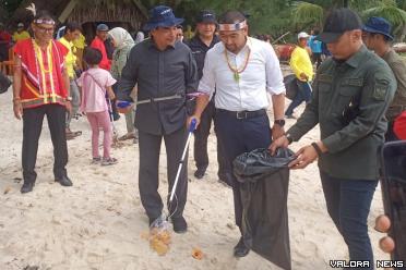 Wagub Sumbar, Audy Joinaldy memunguti sampah di Pantai Jati, Tuapejat, Kabupaten Kepulauan Mentawai, Rabu. Kegiatan aksi bersih pantai ini, dalam rangka membangun kesadaran masyarakat akan arti penting kebersihan di industri pariwisata. (adpsb)