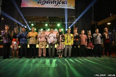 Ketua BPK Wilayah III Sumatera Barat, Undri bersama undangan lainnya, pada penutupan Festival WBTb di Agamjua Art and Caffe Culture, Selasa malam. (humas)