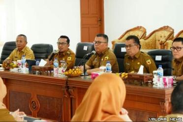 Bupati Tanah Datar, Eka Putra memimpin rapat evaluasi atas kinerja OPD pada triwulan 3 tahun anggaran 2023. (irfan taufik)