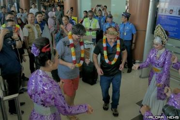 Turis asing disambut di Pelabuhan Dumai.