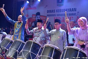 Bupati Agam, Andri Warman bersama Ismunandi Syofan (anggota DPRD Sumbar) beserta jajaran Dinas Kebudayaan Sumbar, saat pembukaan Rang Agam Baralek Gadang, Jumat malam. (humas)