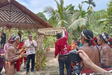 Pj Bupati Mentawai, Fernando J.Simajuntak didampingi Martinus Dahlan (Sekda) dan Desti Seminora (Kadinkes) resmikan Monen Laggek (Kebun Herbal) Kukuet di Desa SP 2, kecamatan Sipora Utara, Kamis. (daniwarti)