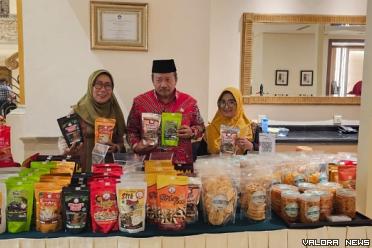 Bupati Agam, Andri Warman saat mengunjungi pelaku UMKM yang berpartisipasi pada program Discover West Sumatera di Hotel Borobudur, Jakarta, Rabu. (humas)