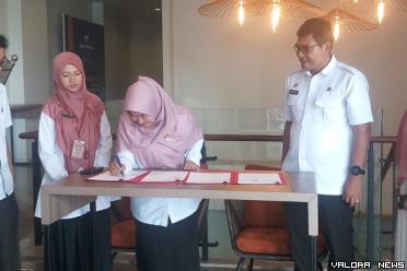 Kepala Diskominfotik Sumbar Siti Aisyah menandatangani perjanjian selama 5 tahun dalam hal SPBE dengan Pemkab Agam, di Padang, Rabu. (humas)