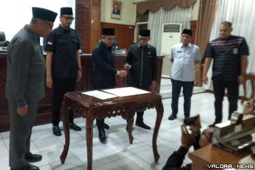 Ketua DPRD Bukittinggi, Benny Yusrial disaksikan Erman Safar (Wali Kota), Marfendi (Wawako), dan pimpinan DPRD Bukittinggi lainnya, menandatangani kesepatan bersama Propemperda DPRD Tahun 2024, pada rapat paripurna, Jumat. (hamriadi)