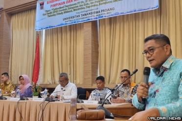 Ketua DPRD Padang, Syafrial Kani menutup kegiatan Bimtek pendalaman tugas pimpinan dan anggota DPRD Padang di salah satu hotel di Bukittinggi, Sabtu (28/10/2023). Bimtek ini digelar 5 hari, 24-28 Oktober 2023. (humas)