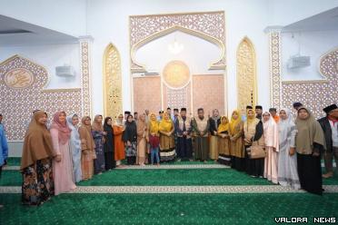 Wagub Riau, Edy Natar Nasution bersama rombongan GSSB, foto bersama usai kegiatan di Masjid Al-Furqan Simpang Asrama, Nagari Simpuruik, Kecamatan Sungai Tarab, Kabupaten Tanah Datar, Sumbar, Ahad pagi. (humas)