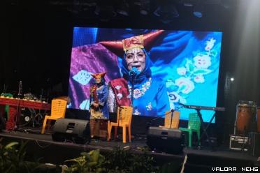 Anggota Komisi IV DPRD Padang, Irawati Meuraksa memberi sambutan pada Pembukaan Festival Bukik Gado-Gado, Sabtu malam. (veri rikiyanto)