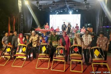 Kepala Dinas Pariwisata Padang, Yudi Indra Syani, Anggota Komisi IV DPRD Padang Irawati Meuraksa bersama sejumlah tokoh masyarakat, melakukan pemukulan gendang tanda dibukanya Festival Bukik Gado-Gado, Sabtu malam. (veri rikiyanto)