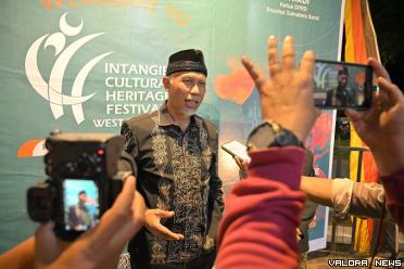 Gubernur Sumbar, Mahyeldi memberikan diwawancarai wartawan usai membuka Festival WBTb di Agamjua Art dan Culture Cafe, Payakumbuh, Kamis malam. (humas)